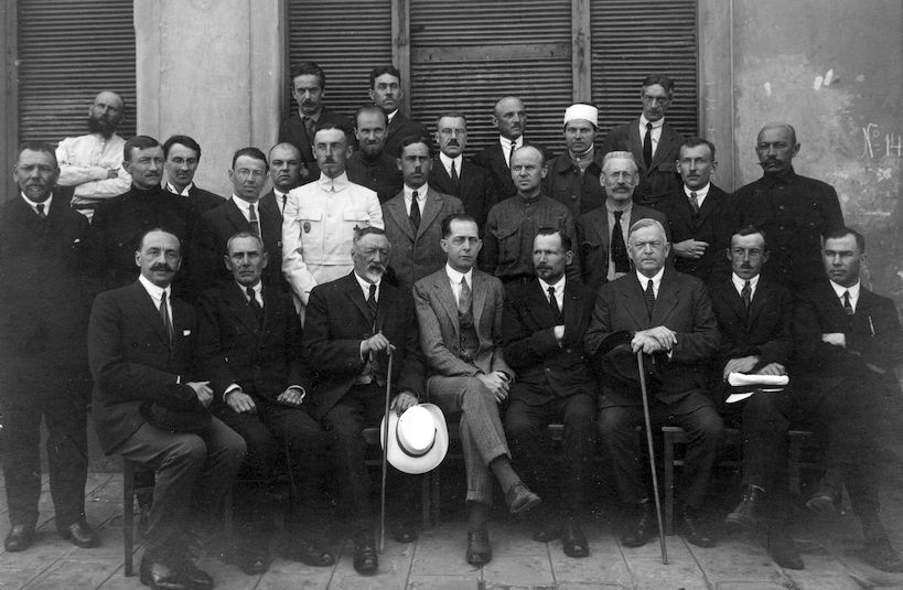 Učitelé technických kurzů v Sofii, rok 1923. (YMCA + Mr. Smith.) Michail Vasněcov v druhé řadě (stojí), druhý zprava.